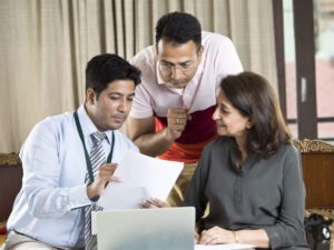 personne discutant calmement avec un expert assurance