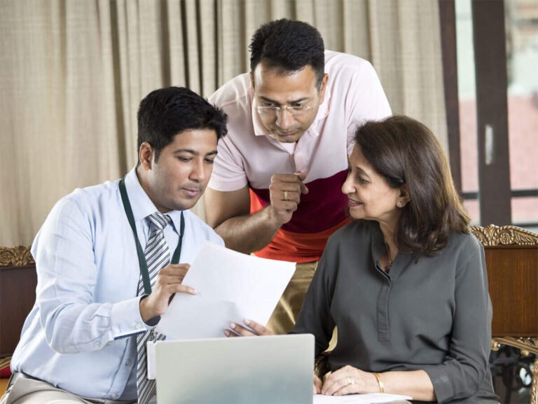 Comment Réagir Lorsqu’on N’est Pas D’Accord Avec Un Expert Assurance Habitation 3 personne discutant calmement avec un expert assurance