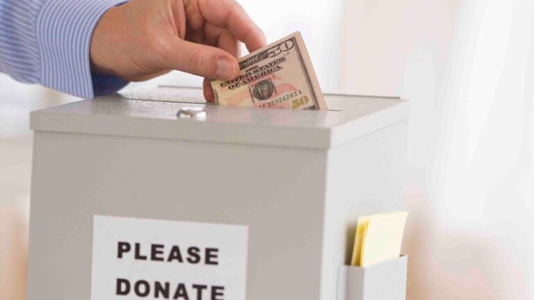 personne donnant de largent a une association caritative