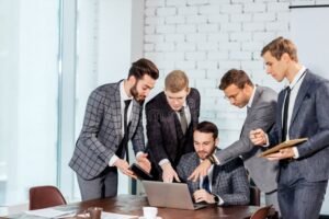 personne en costume discutant en reunion professionnelle