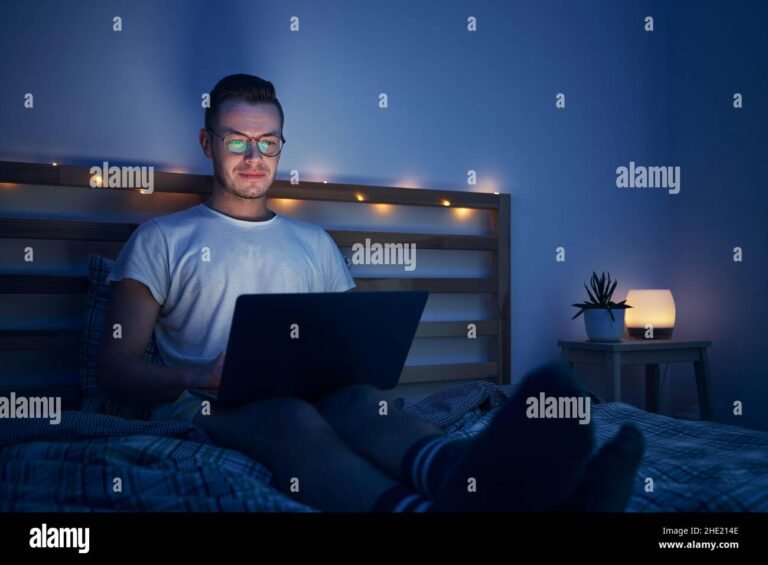 personne en costume reflechissant devant ordinateur 1