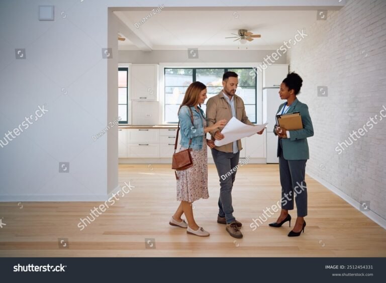 Comment Devenir Marchand De Biens : Quelles Étapes Suivre Pour Réussir 30 personne examinant des plans immobiliers modernes