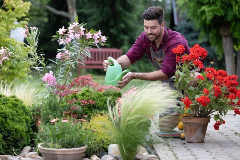 Quelles conditions pour bénéficier du crédit d'impôt entretien jardin 3 personne jardinant dans un jardin bien entretenu