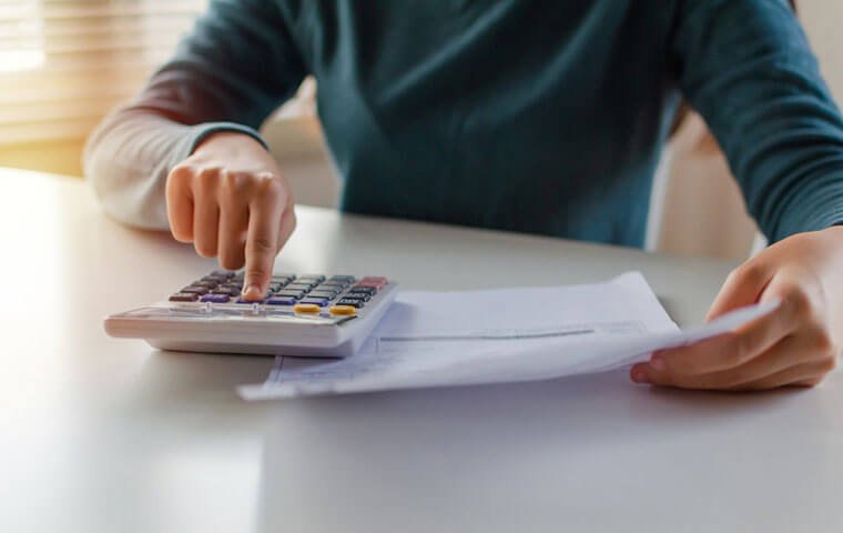 personne malade calculant ses cotisations retraite