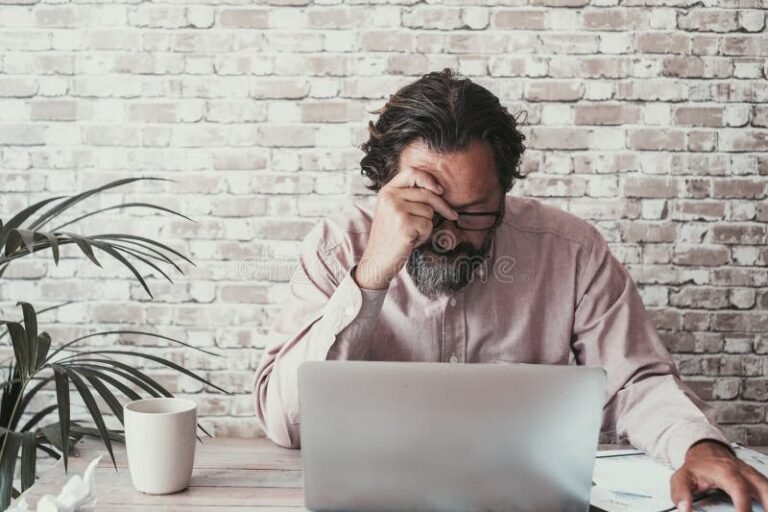 personne preoccupee devant ordinateur securise