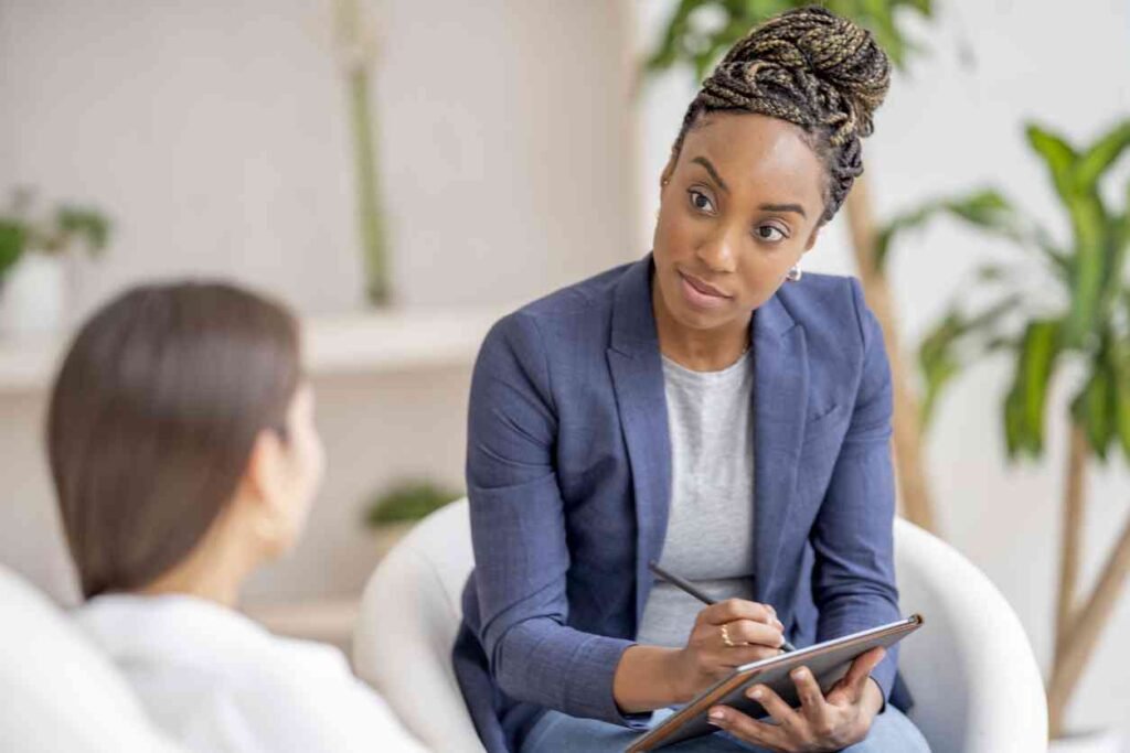 Comment Fonctionne L’Indemnisation Par Pôle Emploi Pour Les Demandeurs 2 personne recevant des conseils dun conseiller emploi