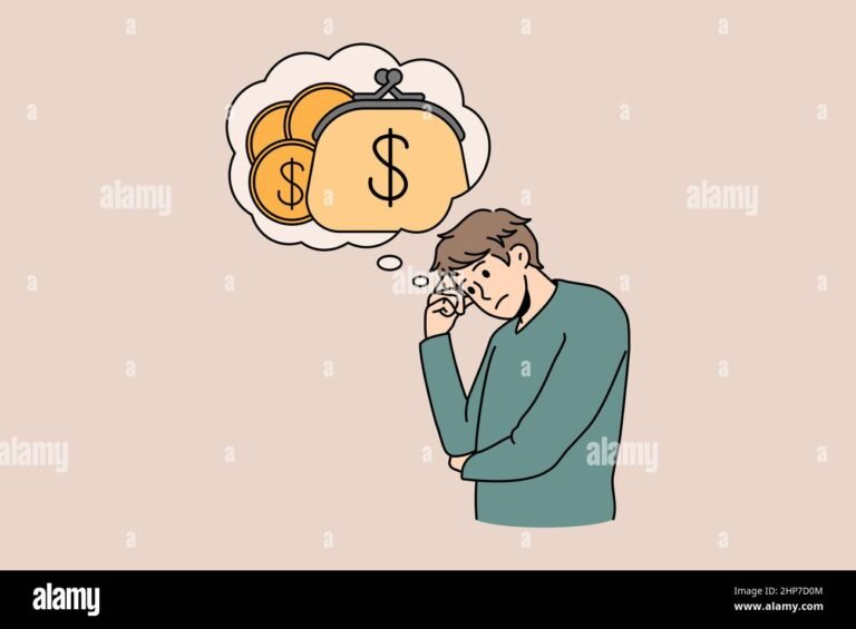 personne reflechissant avec dossier de chomage