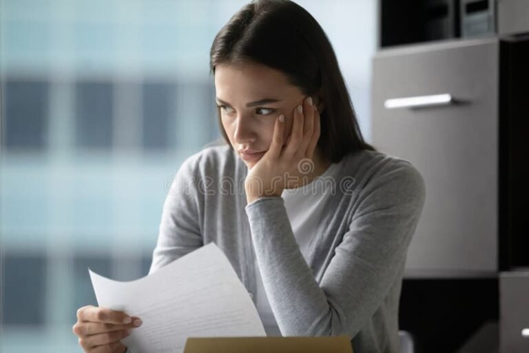 personne reflechissant avec une lettre en main