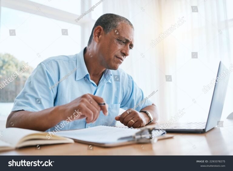 Comment déposer le bilan : quelles sont les étapes à suivre 28 personne reflechissant devant des documents financiers