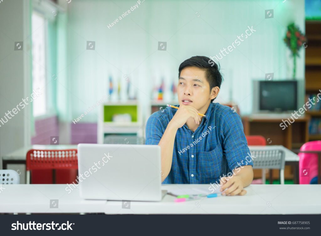 personne reflechissant devant un bureau vide