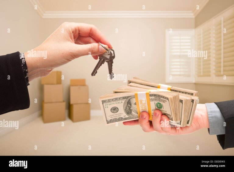 Comment Quitter Un Logement Avant La Fin Du Bail Sans Sanction 39 personne remettant les cles dun appartement vide 1