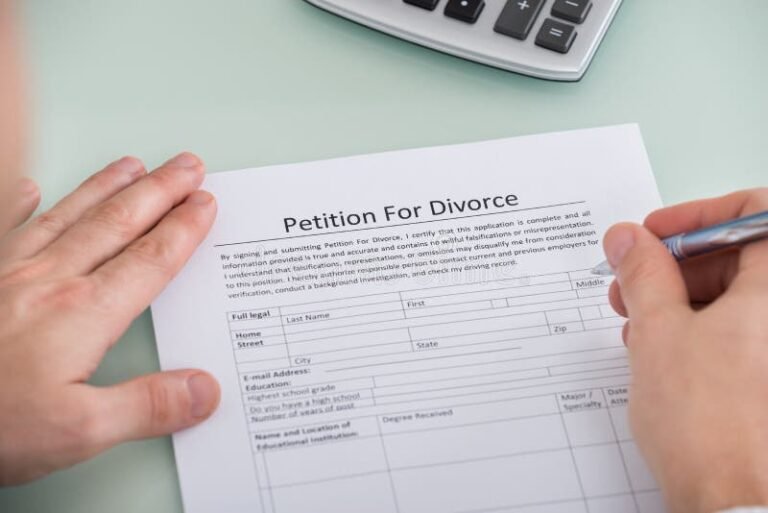Comment divorcer sans avocat : quelles démarches et conseils utiles 38 personne remplissant formulaire de divorce a domicile