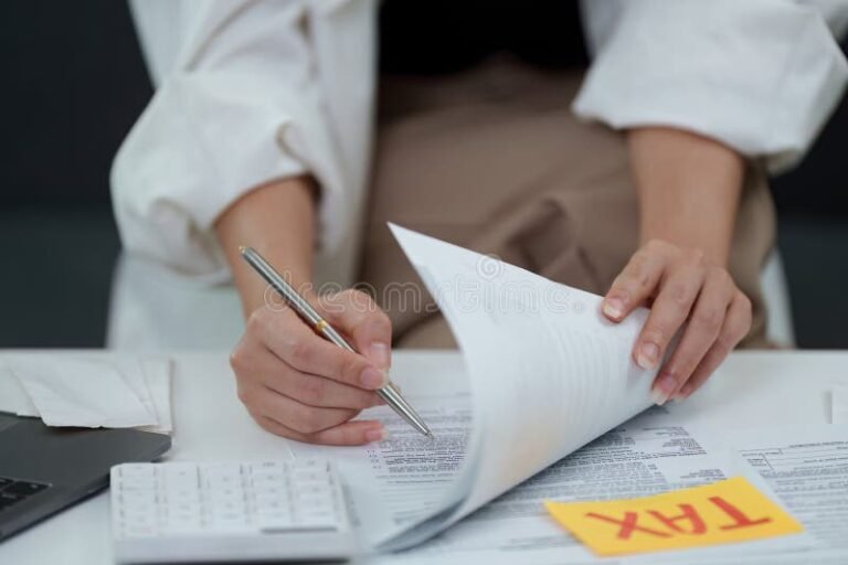 personne remplissant formulaire fiscal attentivement