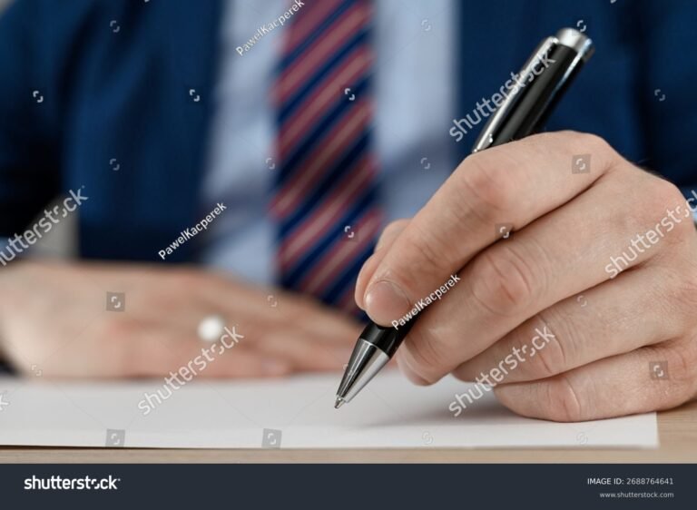 Comment Réussir Vos Appels d'Offres Dans Les Marchés Publics 23 personne signant un contrat avec stylo elegant 1