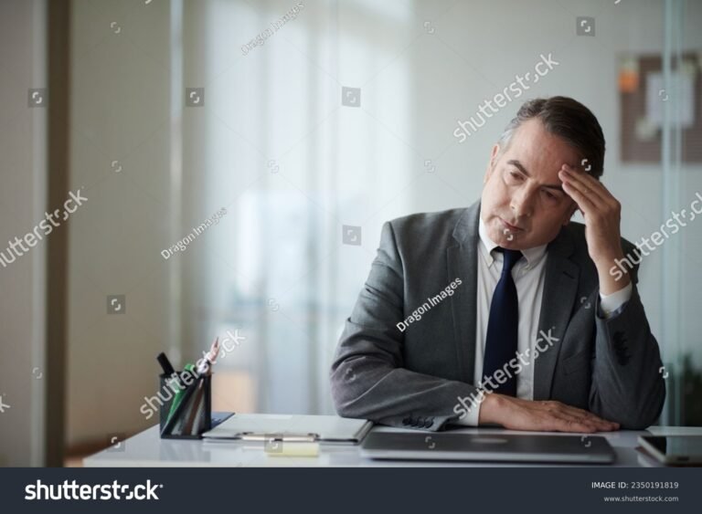 personne stressee reflechissant devant un bureau juridique