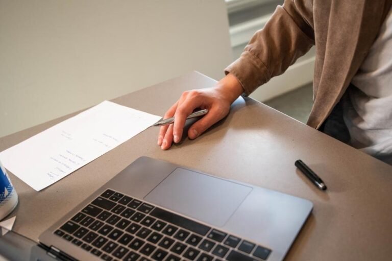 Auto Entrepreneur : Qu'est-ce Que Ce Statut Simplifié Signifie Exactement 36 personne travaillant sur ordinateur avec documents 1