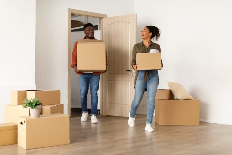 Comment Vider Un Appartement Après Décès De Manière Efficace 8 personne triant des cartons dans un appartement