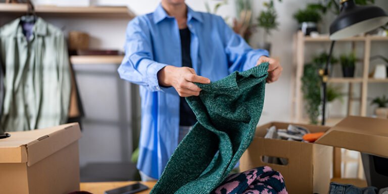 Comment Organiser Efficacement Le Vide D'une Maison Après Un Décès 40 personne triant des objets personnels calmement 1