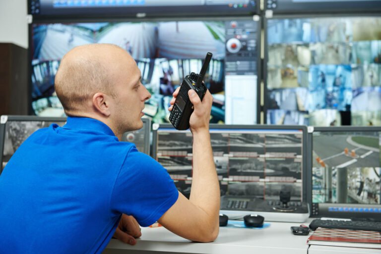 personne utilisant un ordinateur avec un cheque emploi service 1