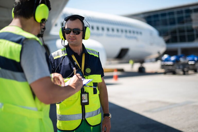personnel au sol aeroport en activite dynamique