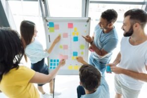 personnes collaborant autour dun projet commun