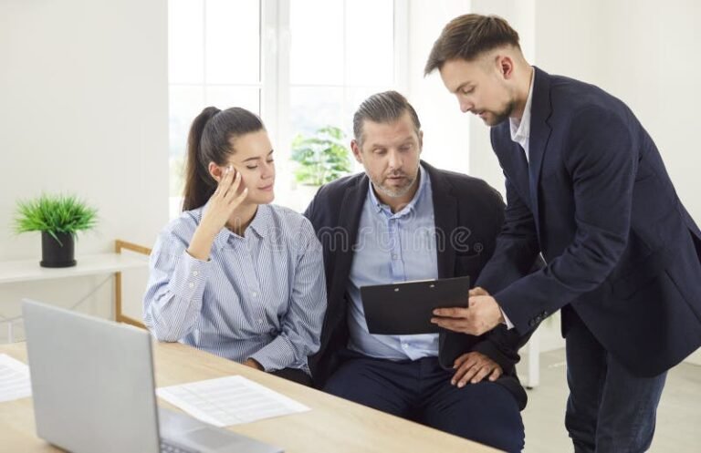 personnes signant un document financier officiel