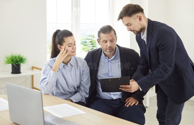 Qu'est-ce Qu'un Bulletin de Souscription pour Augmentation de Capital 2 personnes signant un document financier officiel