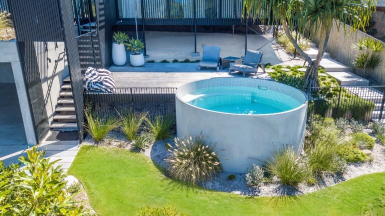 piscine hors sol moderne dans jardin verdoyant