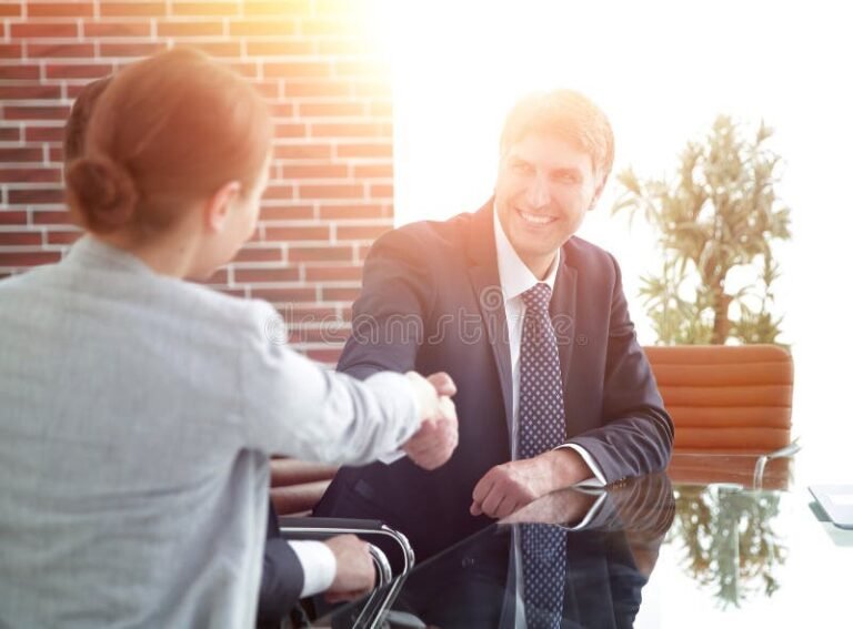 poignee de main entre particuliers confiants