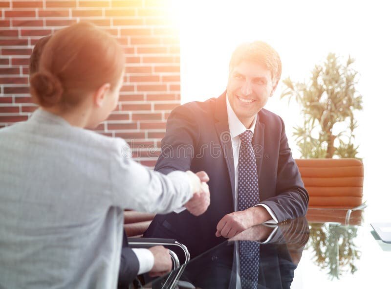 poignee de main entre particuliers confiants