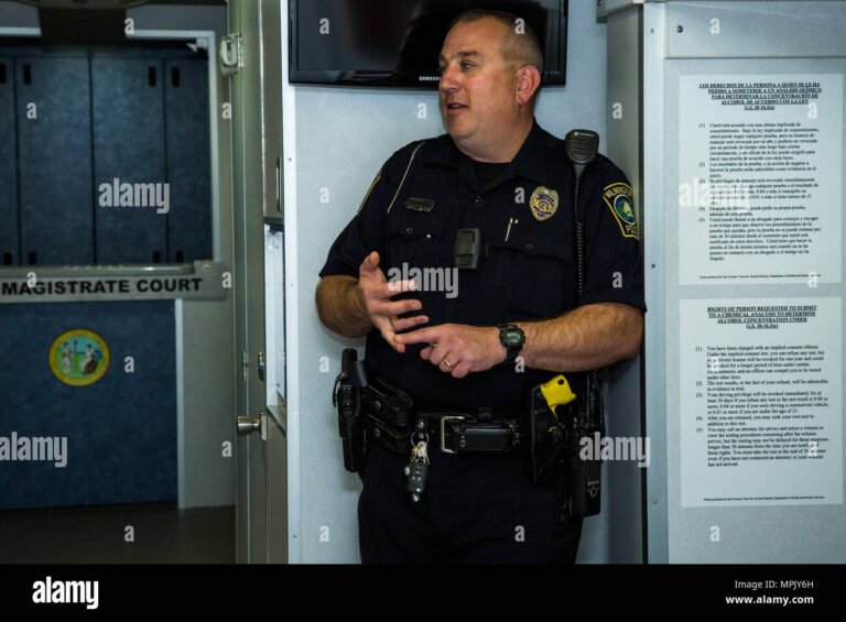 policier expliquant procedure a une personne