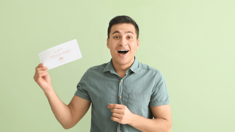 salarie heureux recevant un cheque cadeau colore 1