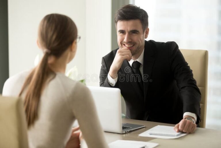 Comment Un Salarié Peut-Il Bénéficier D’une Aide à La Reprise D’Entreprise 21 salarie souriant discutant avec un conseiller