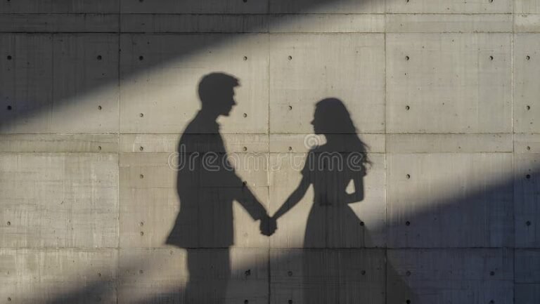 silhouette dhomme et femme eloignes ombres floues