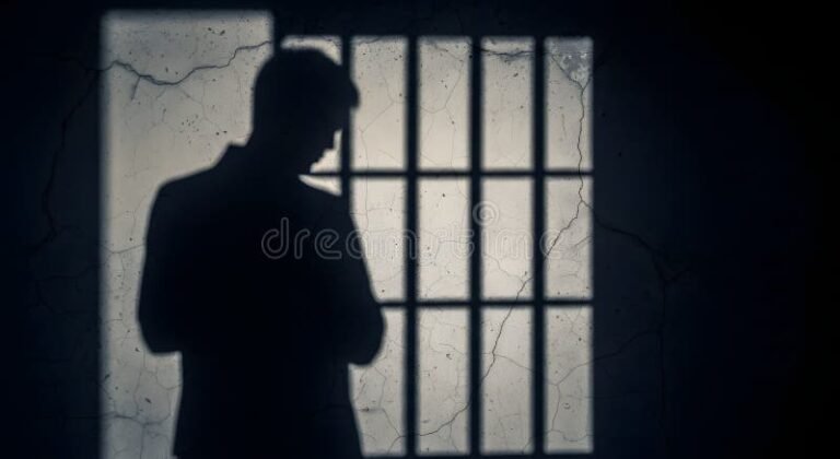 silhouette isolee sous une ombre oppressante