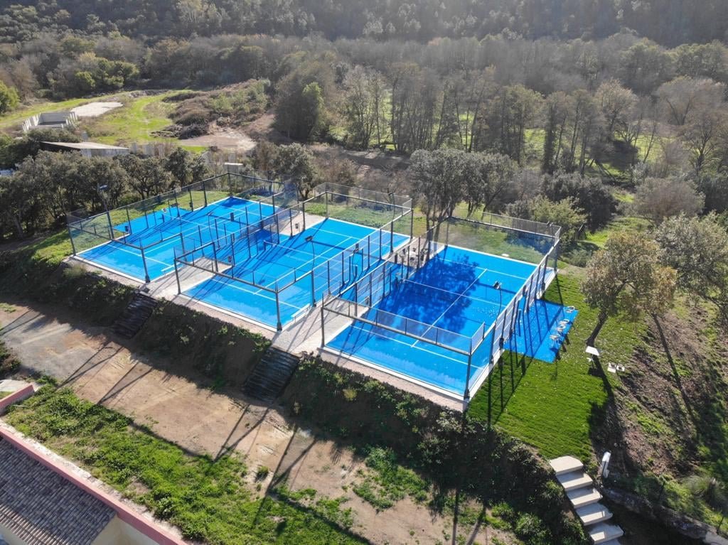 terrain de padel en campagne sur sol naturel