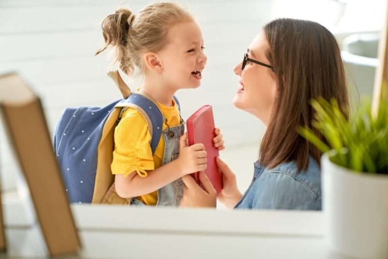 une assistante maternelle discutant avec un parent