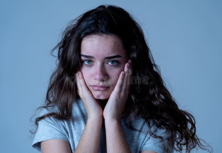 visage humain exprimant tristesse et douleur emotionnelle